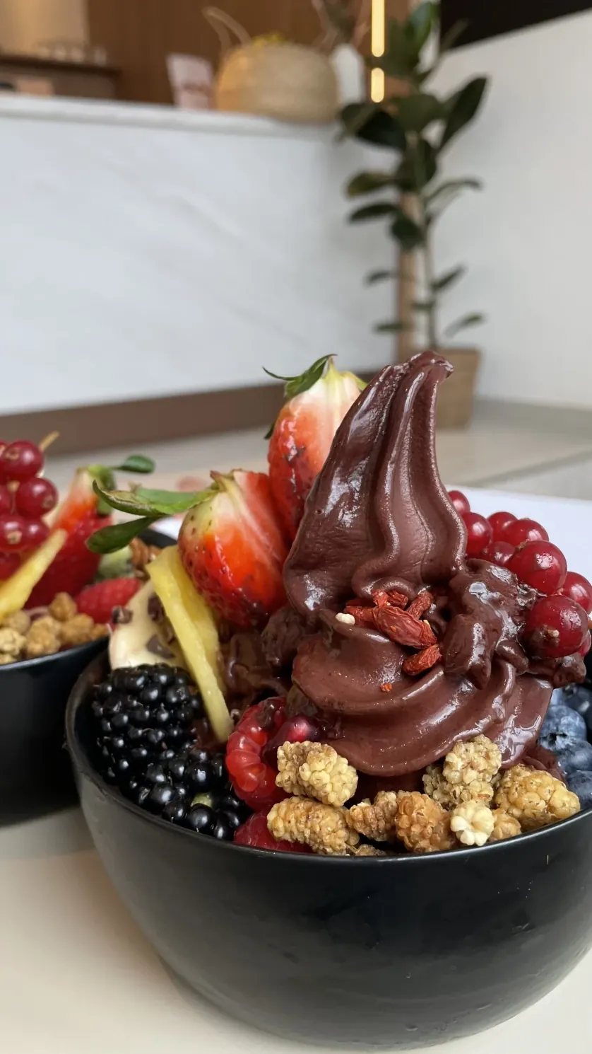 Açaí-Bowl mit Erdbeeren, Brombeeren, Johannisbeeren, Maulbeeren und Goji-Beeren