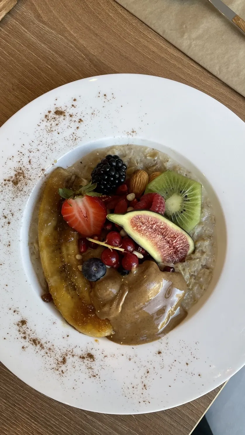 Porridge mit karamellisierter Banane, Feige, Kiwi, Brombeeren und Erdbeere